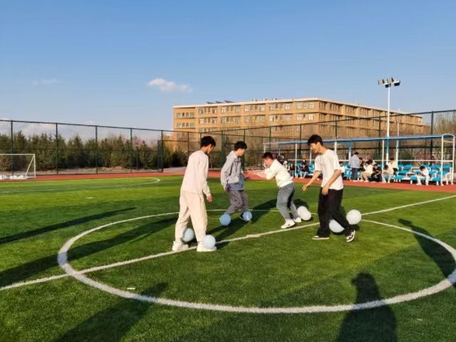 【完满班级】激情踩气球 欢乐享年华——0638太阳集团官网人工智能2202班完满团支部活动
