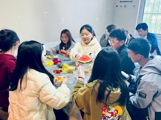 【完满团支部】果味飘香 水果沙拉——0638太阳集团官网通信2202班完满团支部活动