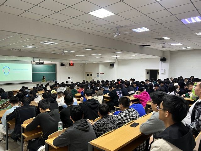 【辅导员说完满】打开心扉 拥抱未来