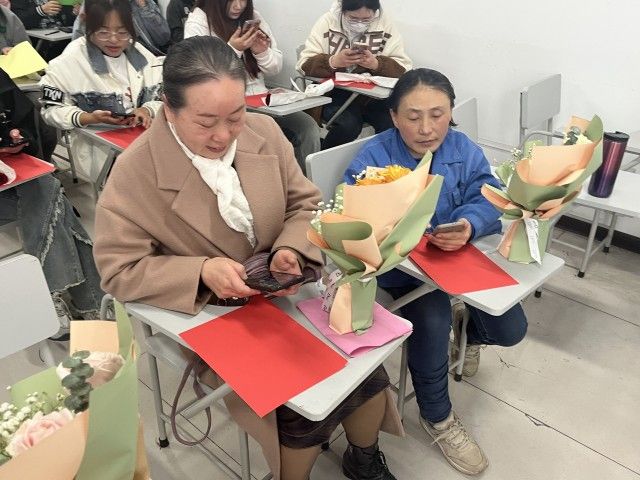 【完满团支部】巧手昇花 情暖三八——0638太阳集团官网智能制造2202班完满团支部活动