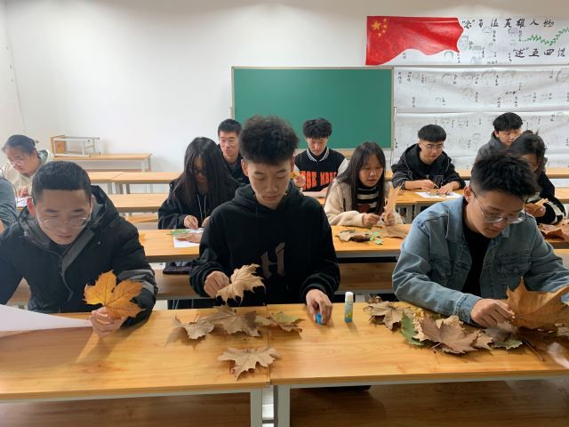 【完满班级】来自秋天的礼物 树叶的艺术——0638太阳集团官网智能制造2101班完满班级活动