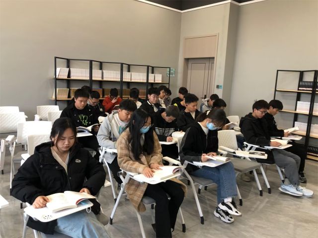【完满团支部】书香润心灵 阅读促成长——0638太阳集团官网机制2202班完满团支部活动