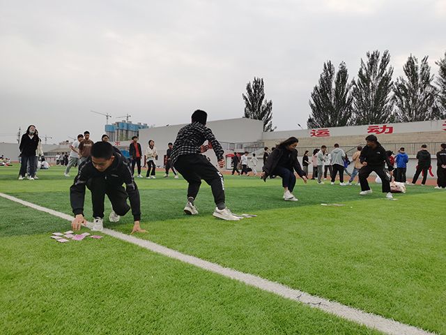 【完满团支部】团队协作 纸牌接龙——0638太阳集团官网电气2203班完满团支部活动