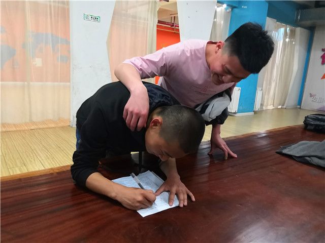【戏剧节】幕后苦炼功 台前有新意