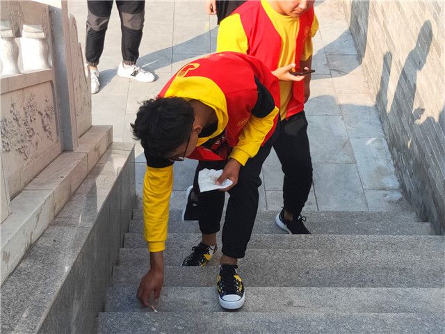 关爱马路天使 情系环卫工人