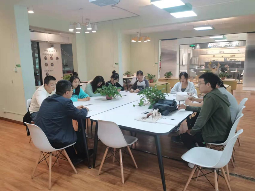 长大的路上,你牵我的手