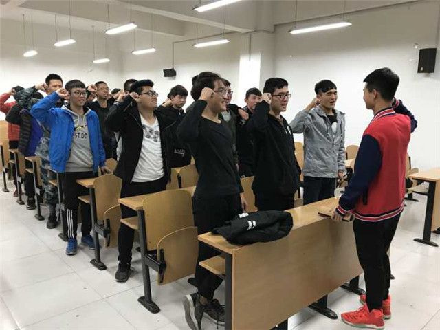 【完满班级】秋风不解迟桂花 菊盛艳艳呈娇面