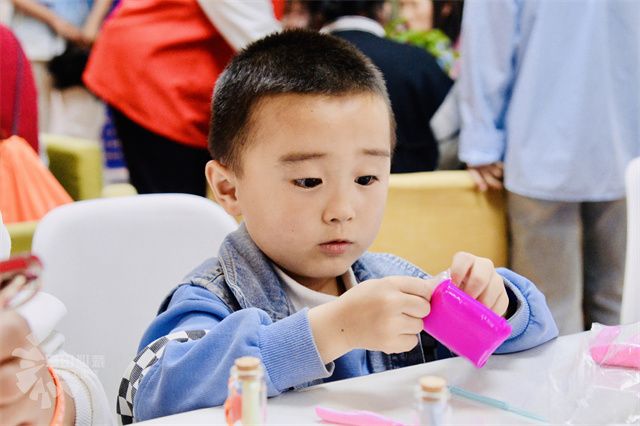 别样的阿信之旅:从少年到老年,一场跨越年华的别样志愿服务开放日以爱启幕
