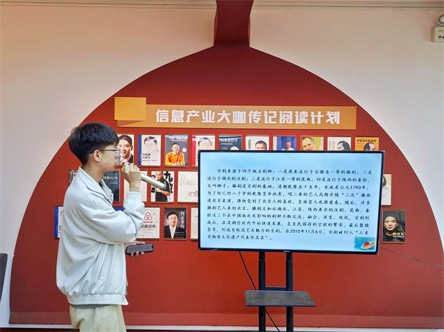 手绘国粹脸谱 传承非遗文化
