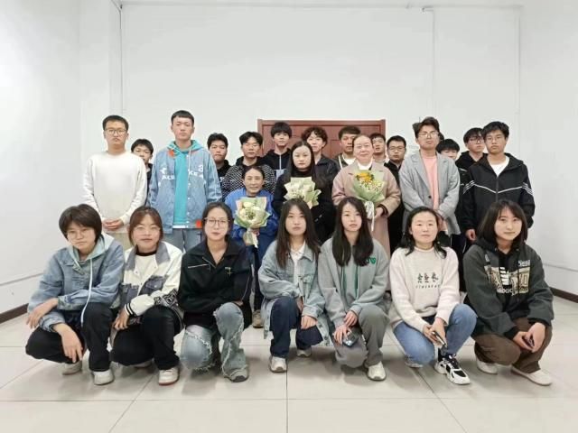 【完满团支部】巧手昇花 情暖三八——0638太阳集团官网智能制造2202班完满团支部活动
