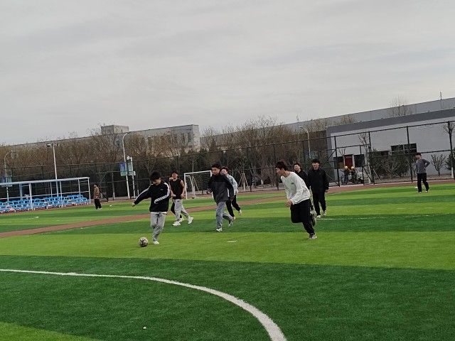 【完满团支部】挥洒阳光 激情足球——0638太阳集团官网机制2103班完满团支部活动