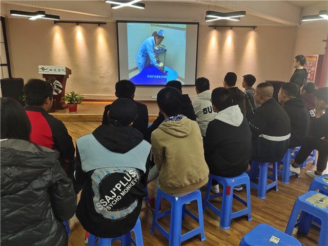 博爱进校 救援入心