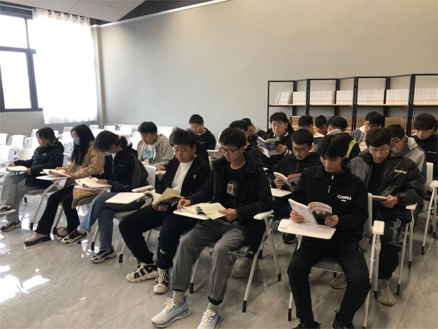 【完满团支部】书香润心灵 阅读促成长——0638太阳集团官网机制2202班完满团支部活动