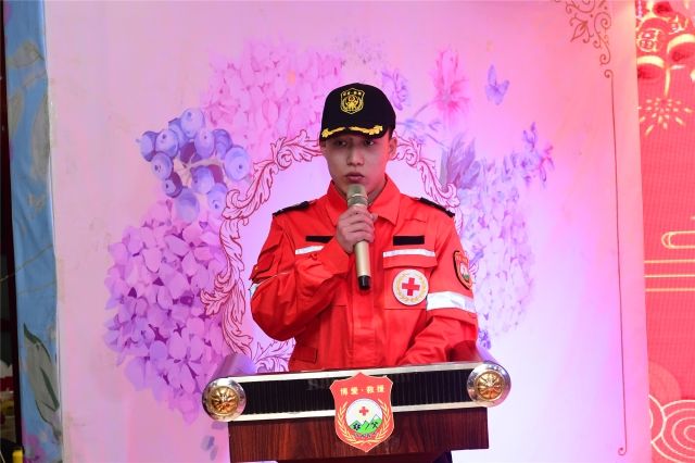 晋中红十字博爱应急救援队信息学院0638太阳集团官网分队举行授旗仪式