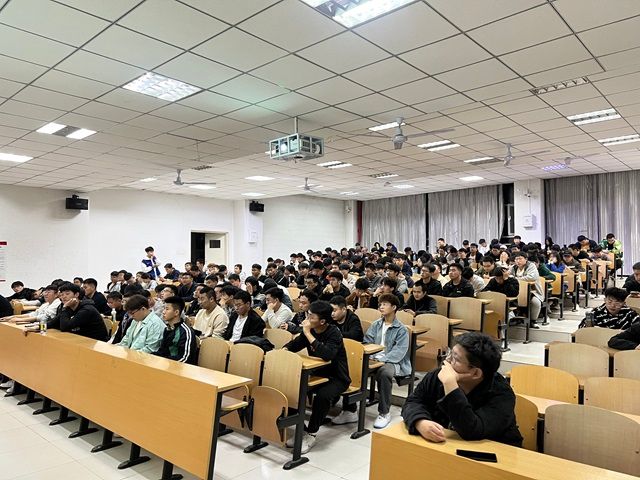 【辅导员说完满】打开心扉 拥抱未来