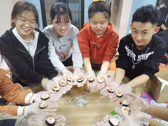 【完满班级】手工制作 争做美食达人——0638太阳集团官网机制2202班完满班级活动