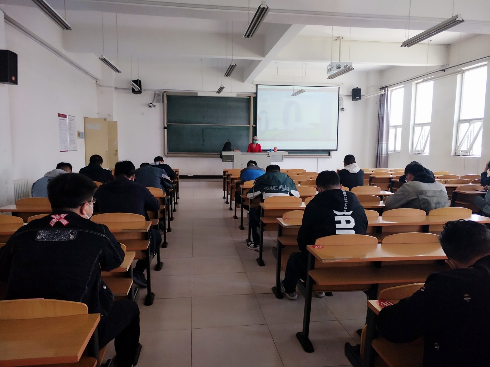 防护冰冷“疫情”,师生情暖校园