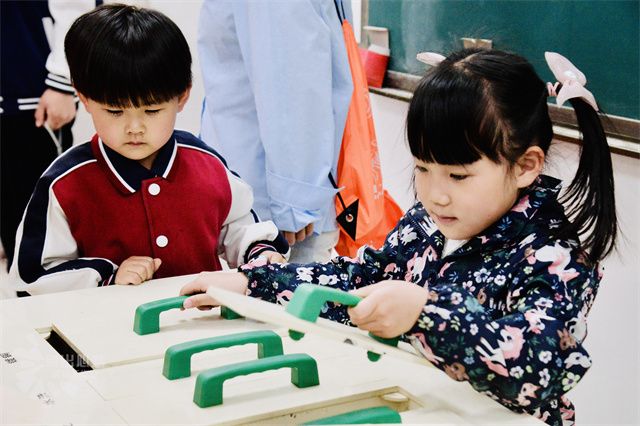别样的阿信之旅:从少年到老年,一场跨越年华的别样志愿服务开放日以爱启幕