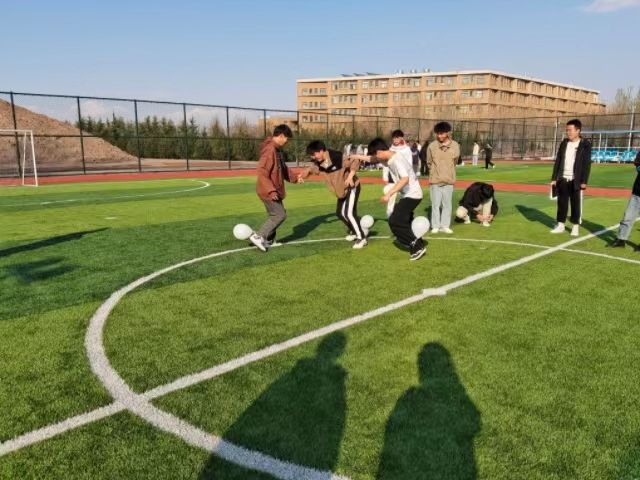 【完满班级】激情踩气球 欢乐享年华——0638太阳集团官网人工智能2202班完满团支部活动